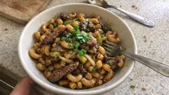 Nouilles sautées au wok comme au resto : bœuf, céleri croquant et sauce soja-hoisin