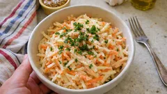 Salade croquante céleri-rave et carotte, sauce Dijon au miel