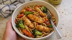 Nouilles sautées au poulet express : un dîner complet prêt en quelques minutes