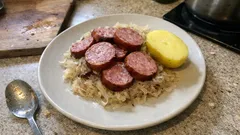Saucisse de Morteau sur choucroute au vin blanc : cuisson douce pour une saucisse bien juteuse