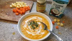 Velouté rutabaga-carotte au curry et lait de coco : prêt en 20 min à la cocotte-minute