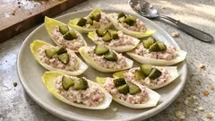 Barquettes d’endive aux rillettes de jambon : un apéro croquant prêt en 10 minutes