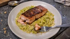 Pavé de saumon sur fondue de poireaux au curry : simple, crémeux et parfumé