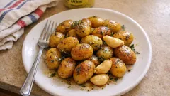 Pommes de terre grenaille au thym à la poêle : dorées, fondantes, prêtes en 20 minutes