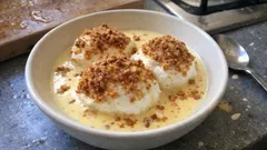 Œufs à la neige au four, crème anglaise vanillée et pralin croquant