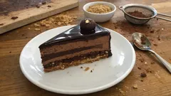 Versaillais au chocolat croustillant : l’entremets chic (et plus simple qu’il n’y paraît)