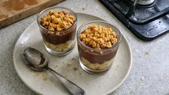 Verrines poire-chocolat au crumble doré : un dessert chic et facile à préparer