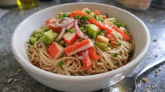 Salade de vermicelles de riz, avocat et surimi : fraîche, légère et prête à l’avance