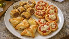 Plateau de feuilletés apéro maison : roulés saucisse, palmiers et mini-pizzas