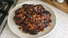 Côtes d’échine laquées miel-soja : une marinade simple, un grill bien caramélisé