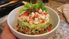 Salade quinoa-boulgour à l’avocat et au crabe : fraîche, rapide, parfaite en verrines
