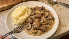 Rognons de porc au vin blanc et à la moutarde : une sauce crémeuse prête en 20 minutes