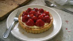 Tarte aux fraises maison : pâte sablée, crème pâtissière vanillée et fruits bien brillants