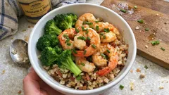 Riz complet aux brocolis et crevettes : le dîner léger qui se prépare sans prise de tête