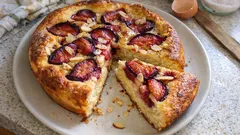 Tarte briochée aux prunes : moelleuse, dorée et pleine de fruits