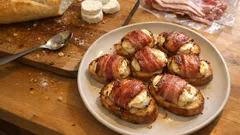 Toasts chèvre et lard au four : l’apéro express bien croustillant