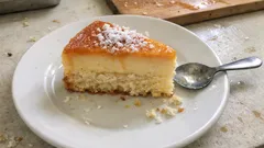 Gâteau mi-flan à la noix de coco : la double texture qui se coupe parfaitement