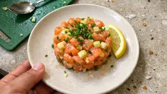 Tartare de saumon à la pomme verte : une entrée fraîche et prête en 10 minutes