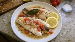 Filets de bar au four au citron et vin blanc : une cuisson douce qui les garde fondants