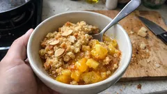 Crumble mangue-ananas : fruits fondants, dessus croustillant et amandes effilées