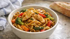 Nouilles au poulet express à la sauce soja, prêtes en un rien de temps