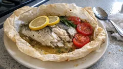 Bar en papillote au citron et tomate : un poisson moelleux en 20 minutes