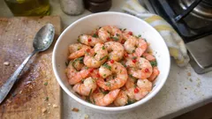 Crevettes marinées citron-gingembre-estragon : une entrée fraîche à préparer à l’avance